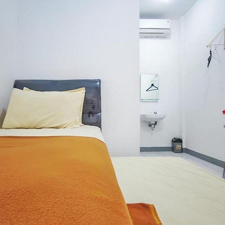 Shekinah Homestay & Cafe Waikabubak Mitra Reddoorz Extérieur photo