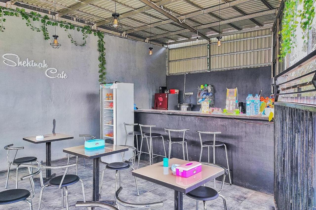 Shekinah Homestay & Cafe Waikabubak Mitra Reddoorz Extérieur photo
