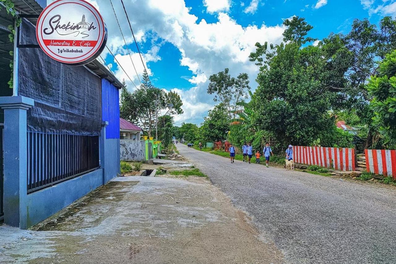 Shekinah Homestay & Cafe Waikabubak Mitra Reddoorz Extérieur photo