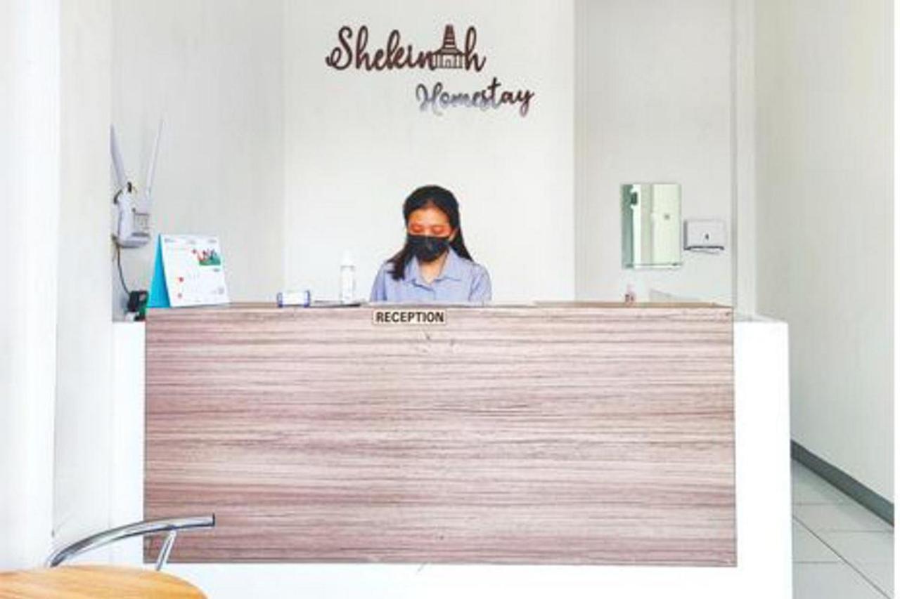 Shekinah Homestay & Cafe Waikabubak Mitra Reddoorz Extérieur photo