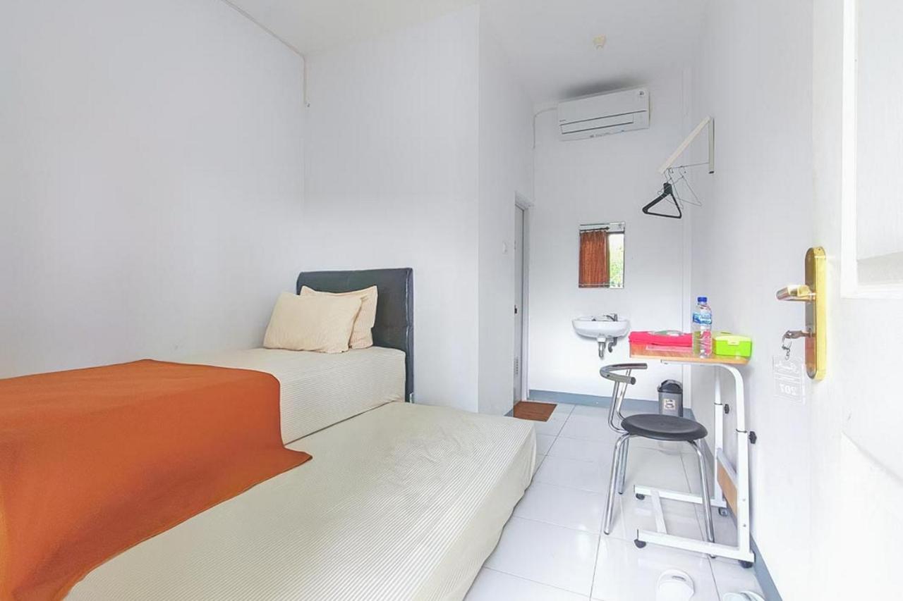 Shekinah Homestay & Cafe Waikabubak Mitra Reddoorz Extérieur photo