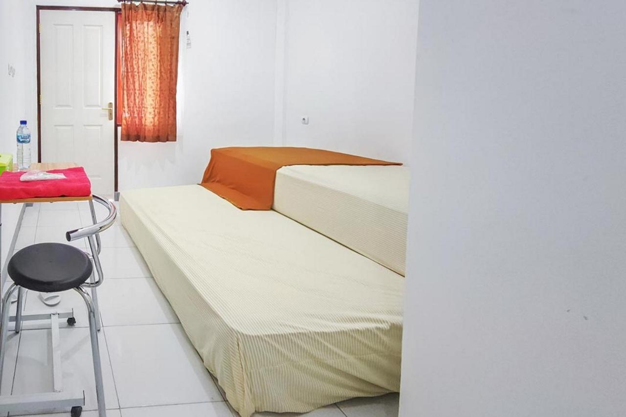 Shekinah Homestay & Cafe Waikabubak Mitra Reddoorz Extérieur photo